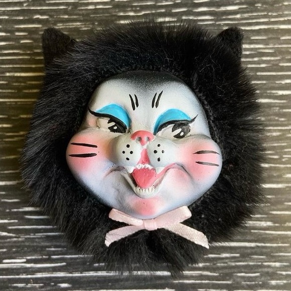 Vintage Jewelry - Handmade kitsch Rushton style black kitty cat face brooch by Wild Gravity